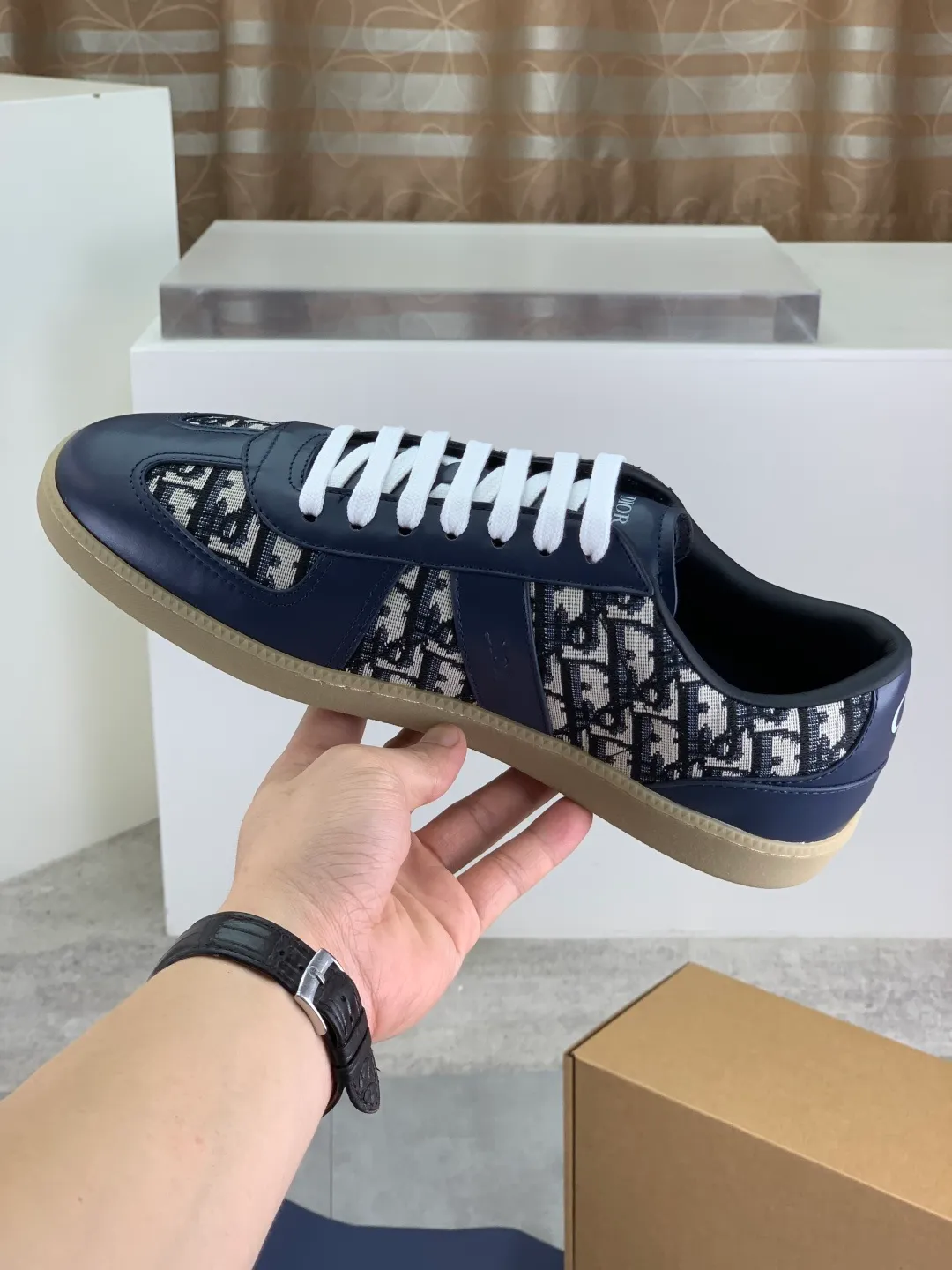 Men's men's shoes 💰P542 New Dior B01 top version of moral training shoes! ! ! White first-layer cowhide, fully oiled upper, original TPU molded outsole. New to the Fall 2025 collection, this sneaker marks the return of Dior’s classic style, reinterpreted in a stylish and elegant silhouette. Crafted from white smooth first-grain cowhide with a tonal silk sheepskin lining, it features the Dior logo on the tongue and inner sides, and a CD icon on the heel. Paired with Tpu anti-slip soles of the same color, it can be matched with various styles to create a sophisticated look.  Code number: 39-45 Complete package with airplane box